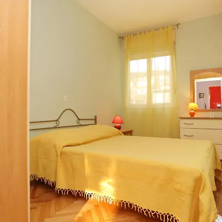 Apartments By The Sea Trogir - 9667 Apartman